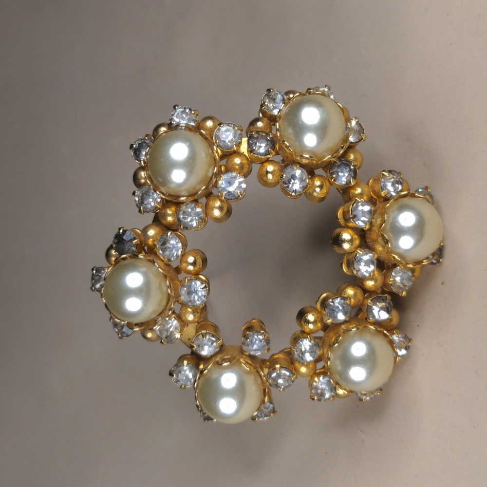 Vintage 60s wreath brooch faux pearl rhinestone gold tone estate jewelry - Picture 1 of 6